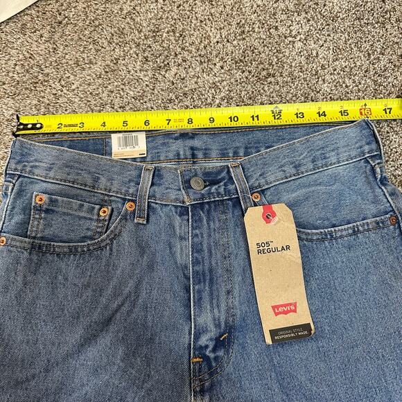 LEVI'S Men's 505 Regular Fit Jeans Size 32X32 In Light Stonewash - Picture 14 of 16